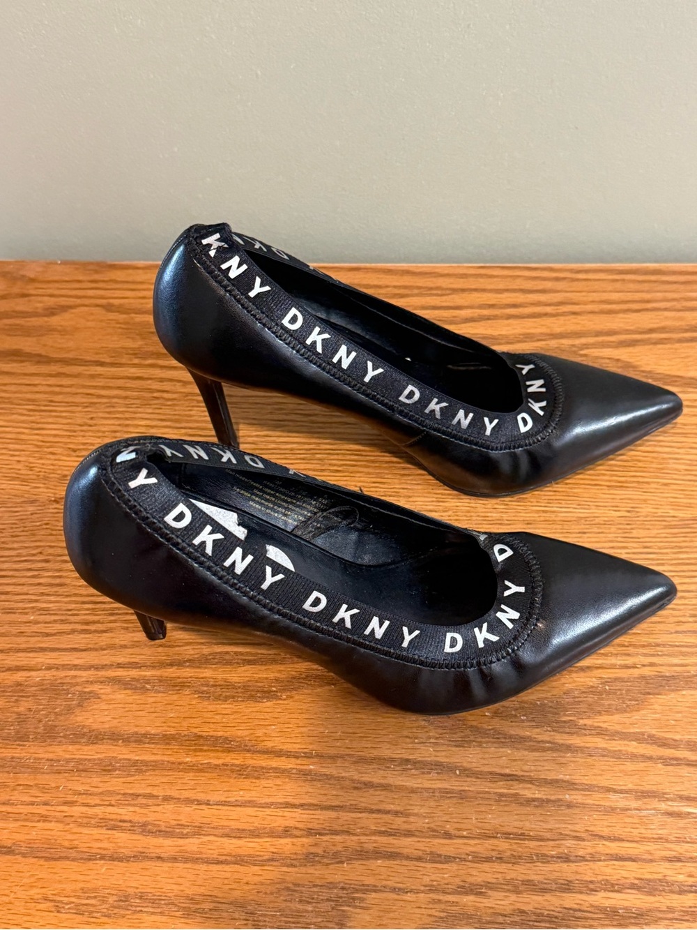 Y2K DKNY Women Katrina Logo Pumps Heels Color Black Size 7